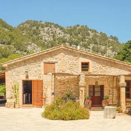 Can Comas Villa *